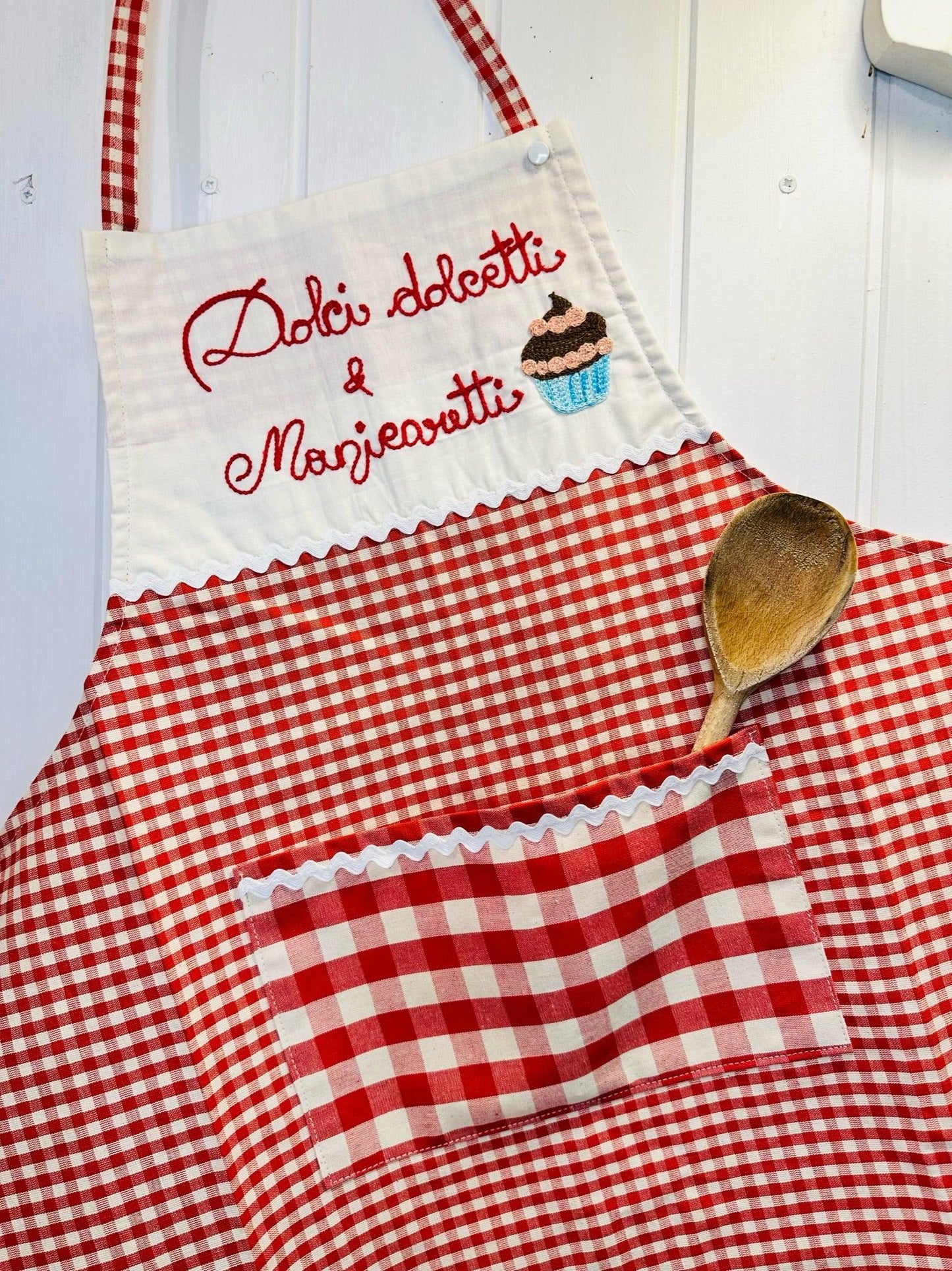 Grembiule da cucina in diverse fantasie con ricamo o scritta - Pezzo Unico - Fatto a mano - Piacevolmente Country di Rosi Maria Cristina