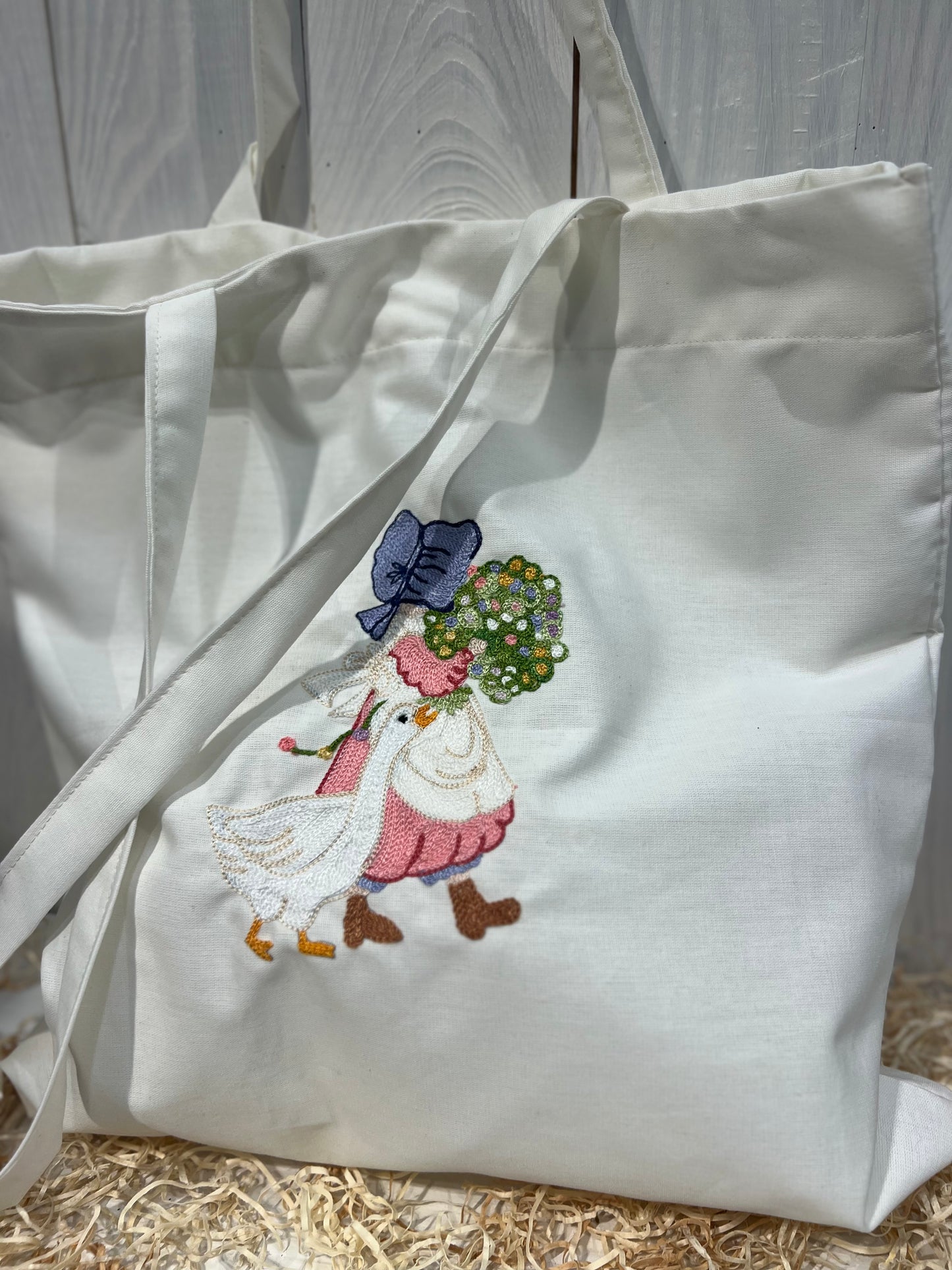 Tote Bag Floreale Country Chic - con Ricamo Bambina con mazzo di fiori - Pezzo Unico - Piacevolmente Country di Rosi Maria Cristina