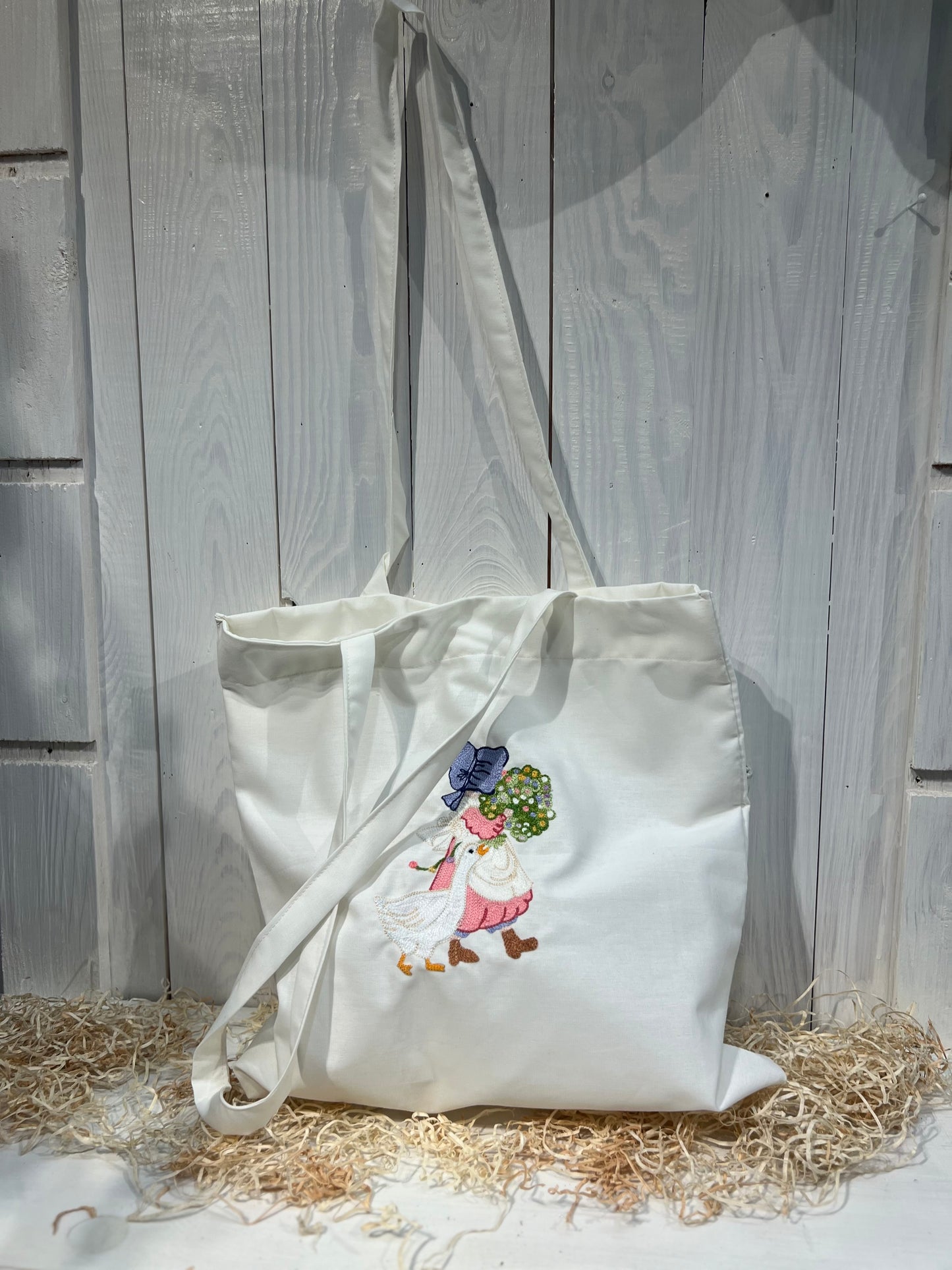 Tote Bag Floreale Country Chic - con Ricamo Bambina con mazzo di fiori - Pezzo Unico - Piacevolmente Country di Rosi Maria Cristina