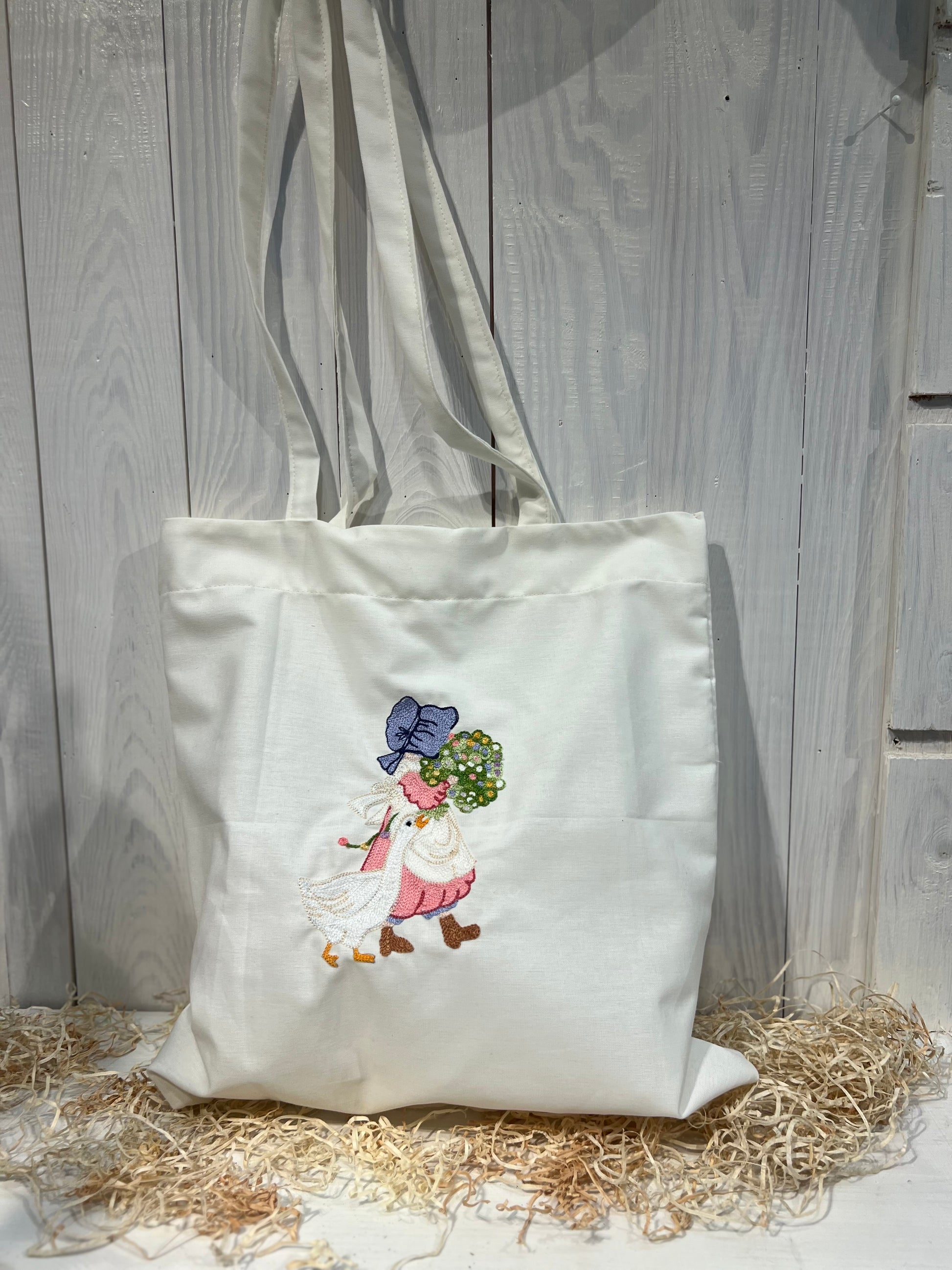 Tote Bag Floreale Country Chic - con Ricamo Bambina con mazzo di fiori - Pezzo Unico - Piacevolmente Country di Rosi Maria Cristina