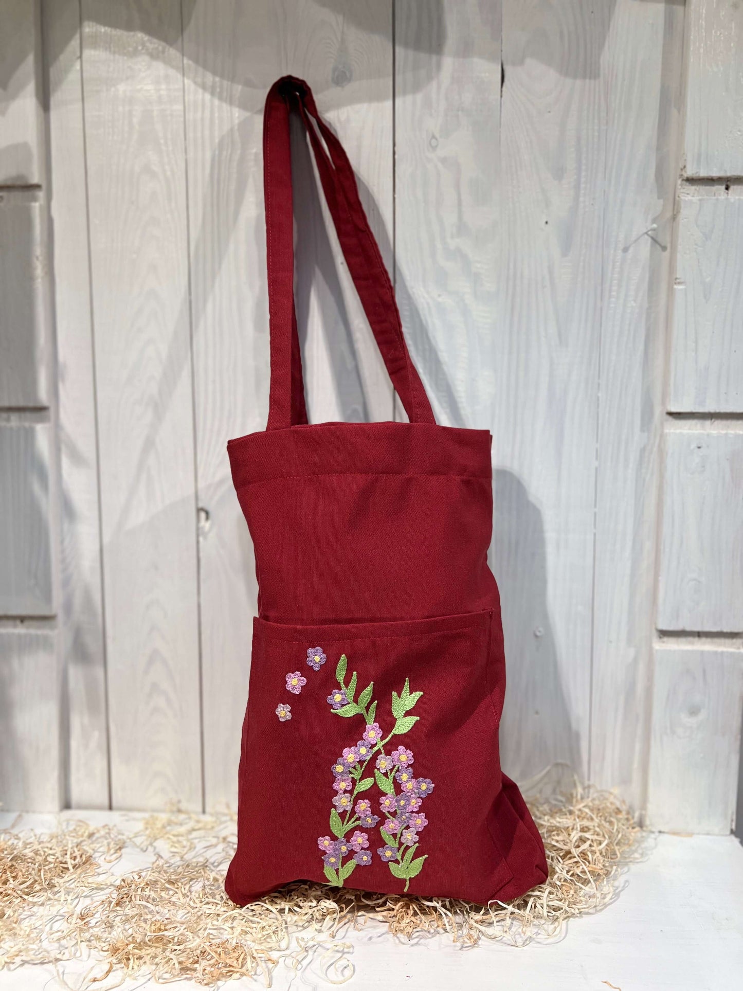 Tote Bag Floreale Rossa con tasca - Ricamo a Fiori - Pezzo Unico - Piacevolmente Country di Rosi Maria Cristina