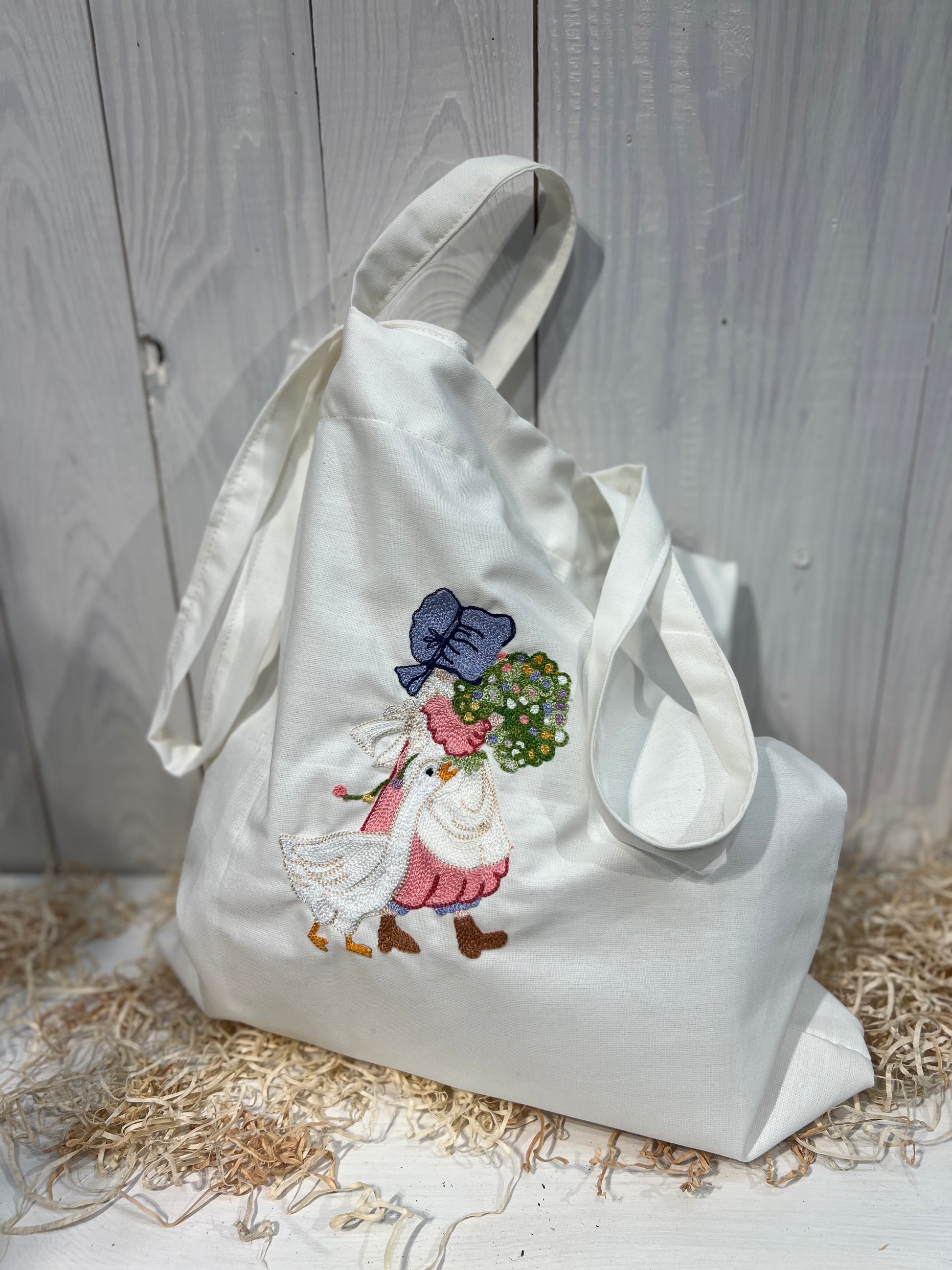 Tote Bag Floreale Country Chic - con Ricamo Bambina con mazzo di fiori - Pezzo Unico - Piacevolmente Country di Rosi Maria Cristina