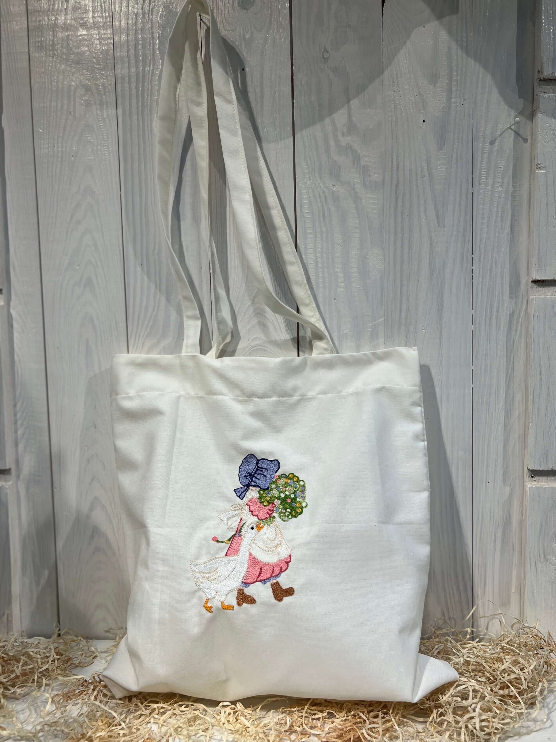 Tote Bag Floreale Country Chic - con Ricamo Bambina con mazzo di fiori - Pezzo Unico - Piacevolmente Country di Rosi Maria Cristina