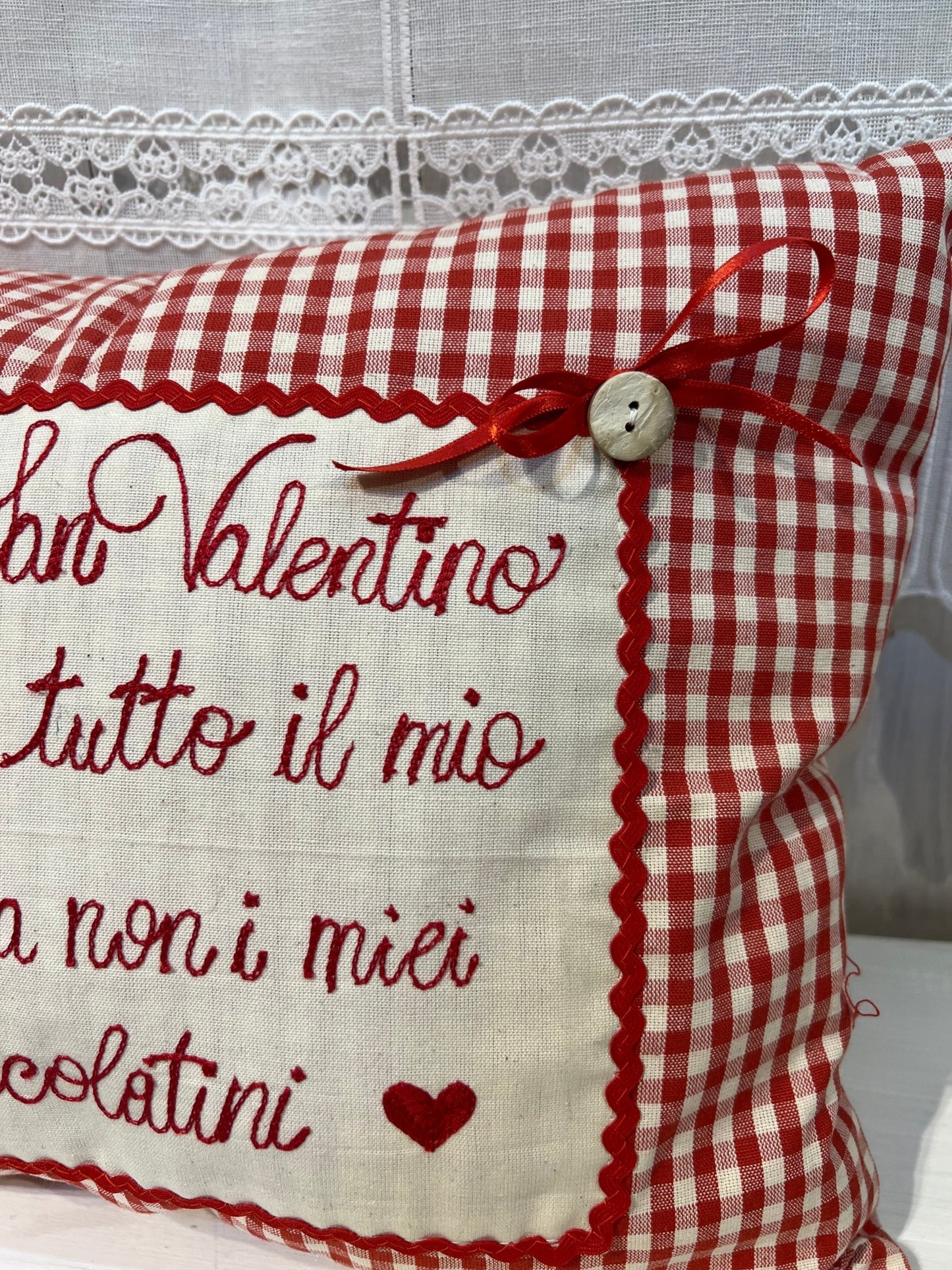 Cuscino con dedica personalizzabile ricamata per San Valentino - Fatto a mano - Piacevolmente Country di Rosi Maria Cristina - Cuscino ricamato