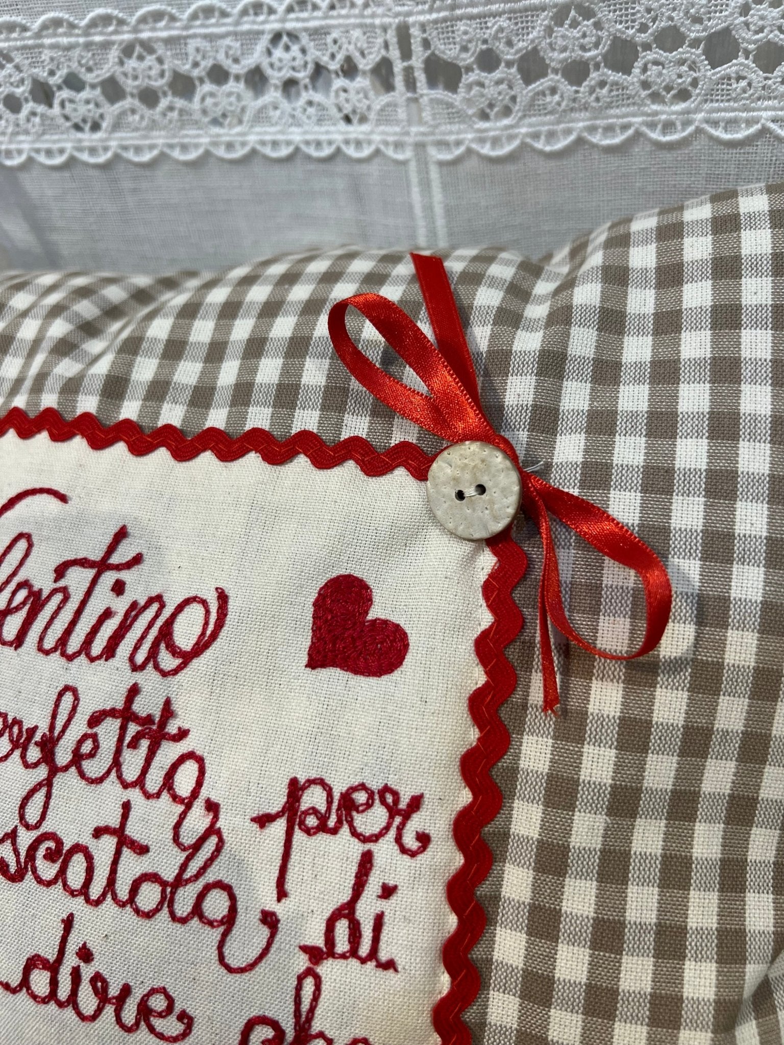 Cuscino con dedica personalizzabile ricamata per San Valentino - Fatto a mano - Piacevolmente Country di Rosi Maria Cristina - Cuscino ricamato