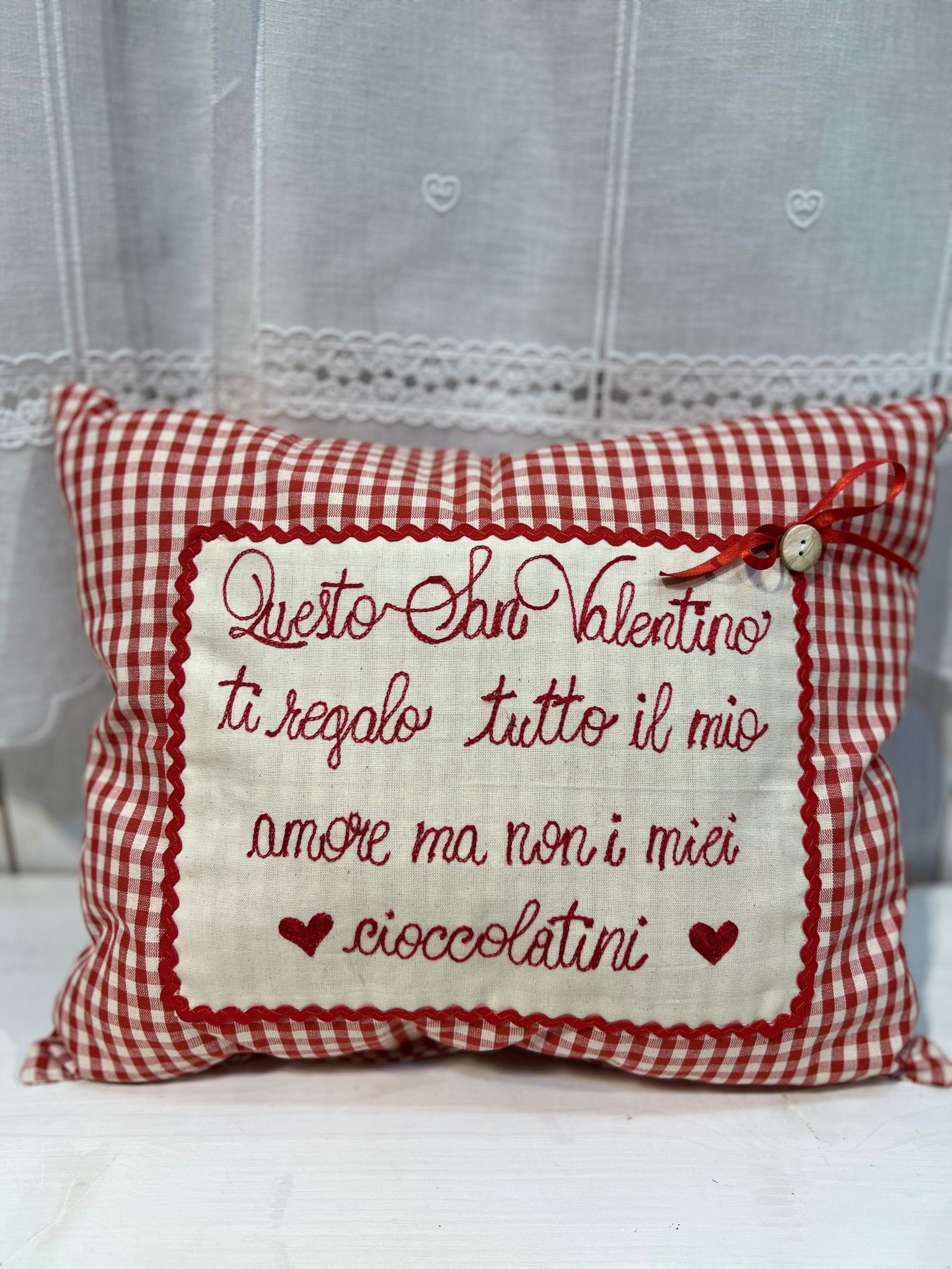 Cuscino con dedica personalizzabile ricamata per San Valentino - Fatto a mano - Piacevolmente Country di Rosi Maria Cristina - Cuscino ricamato