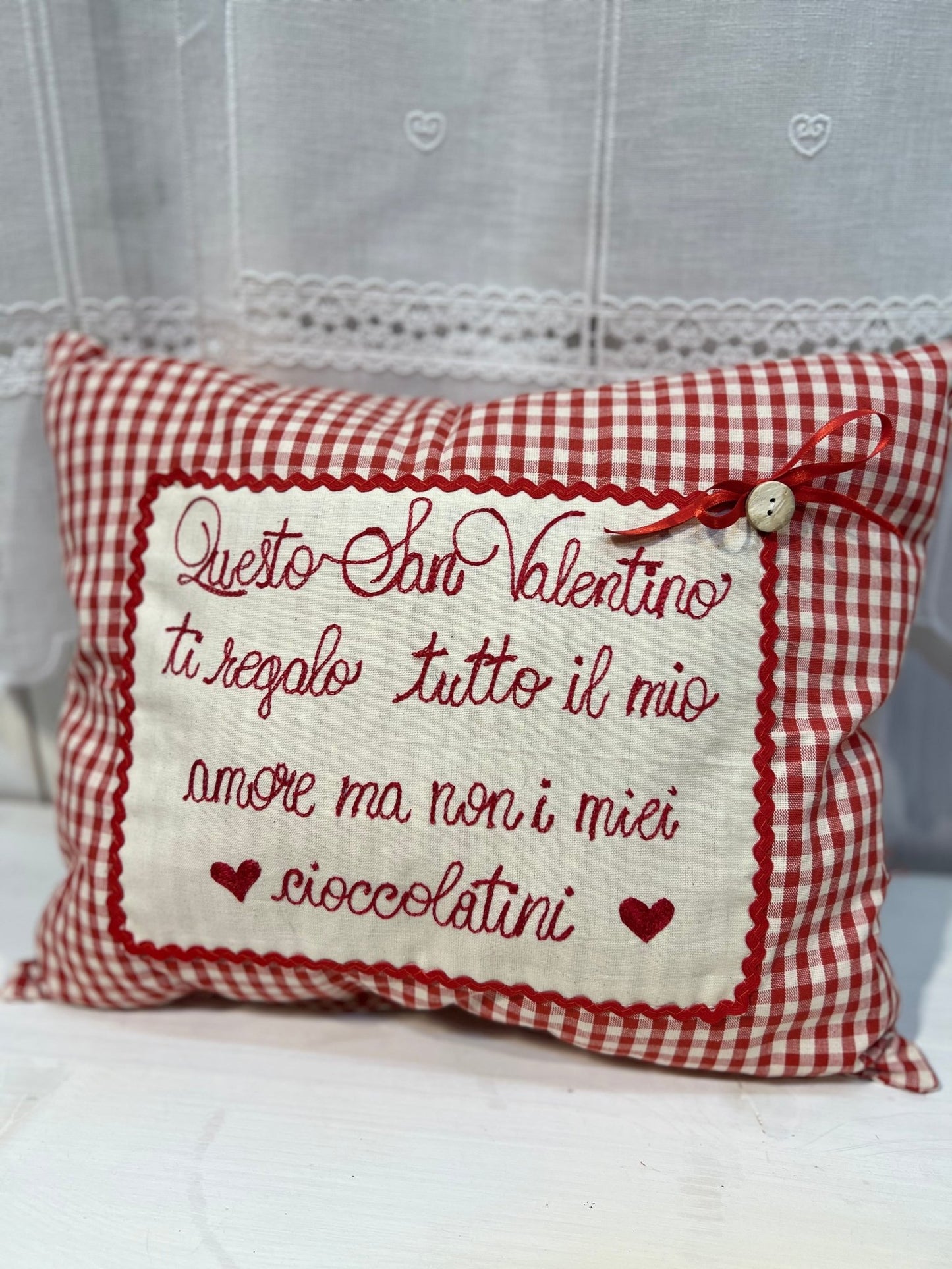 Cuscino con dedica personalizzabile ricamata per San Valentino - Fatto a mano - Piacevolmente Country di Rosi Maria Cristina - Cuscino ricamato