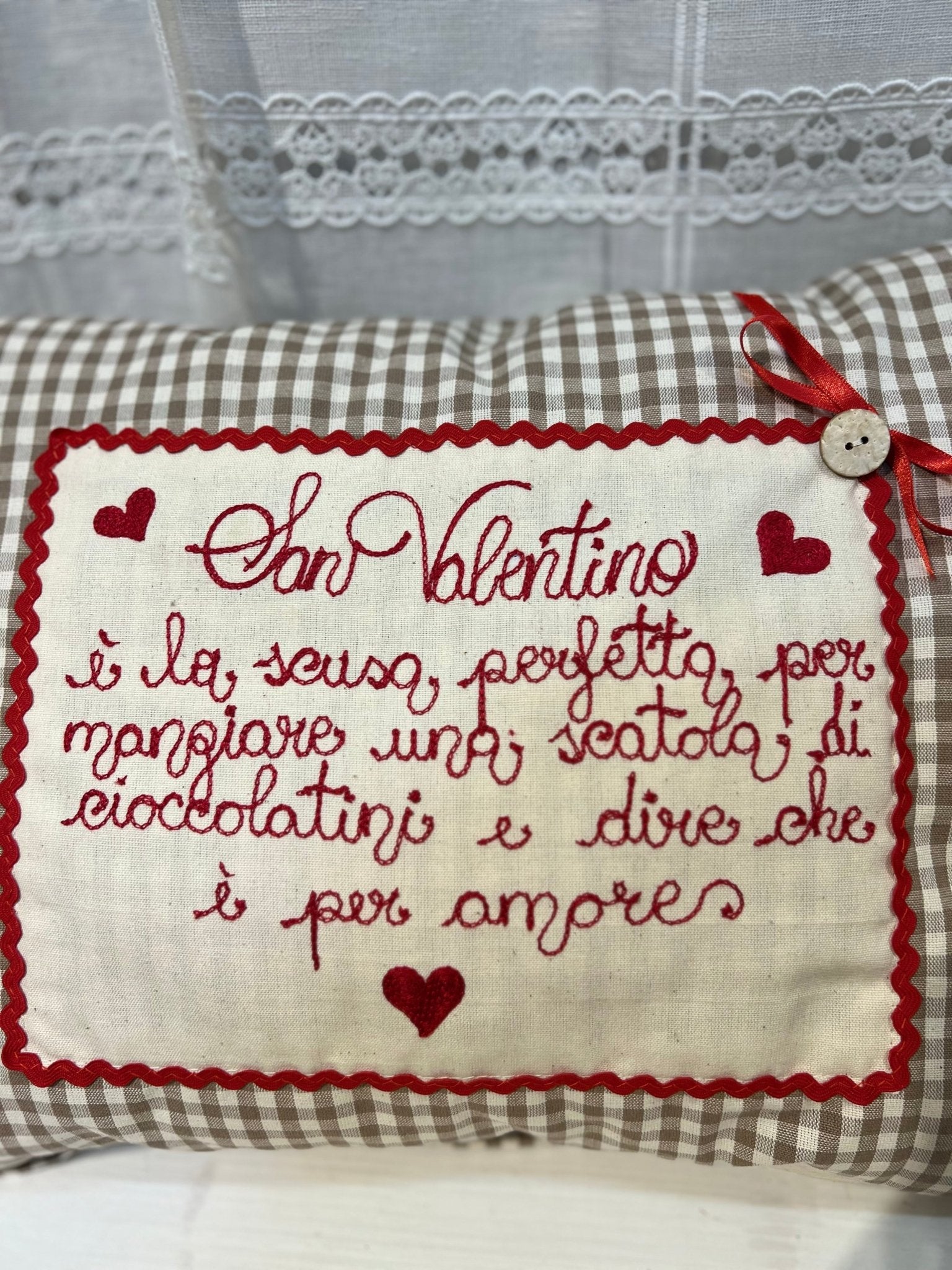 Cuscino con dedica personalizzabile ricamata per San Valentino - Fatto a mano - Piacevolmente Country di Rosi Maria Cristina - Cuscino ricamato