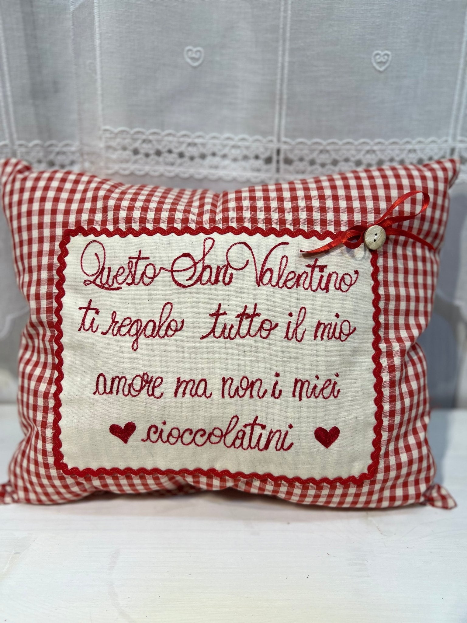 Cuscino con dedica personalizzabile ricamata per San Valentino - Fatto a mano - Piacevolmente Country di Rosi Maria Cristina - Cuscino ricamato